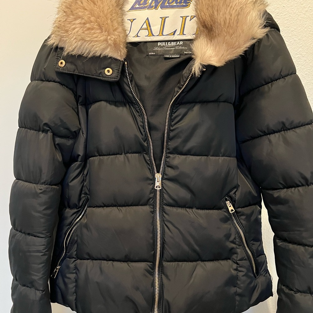 Pull&Bear Black Puffer Jacket with Faux Fur Collar